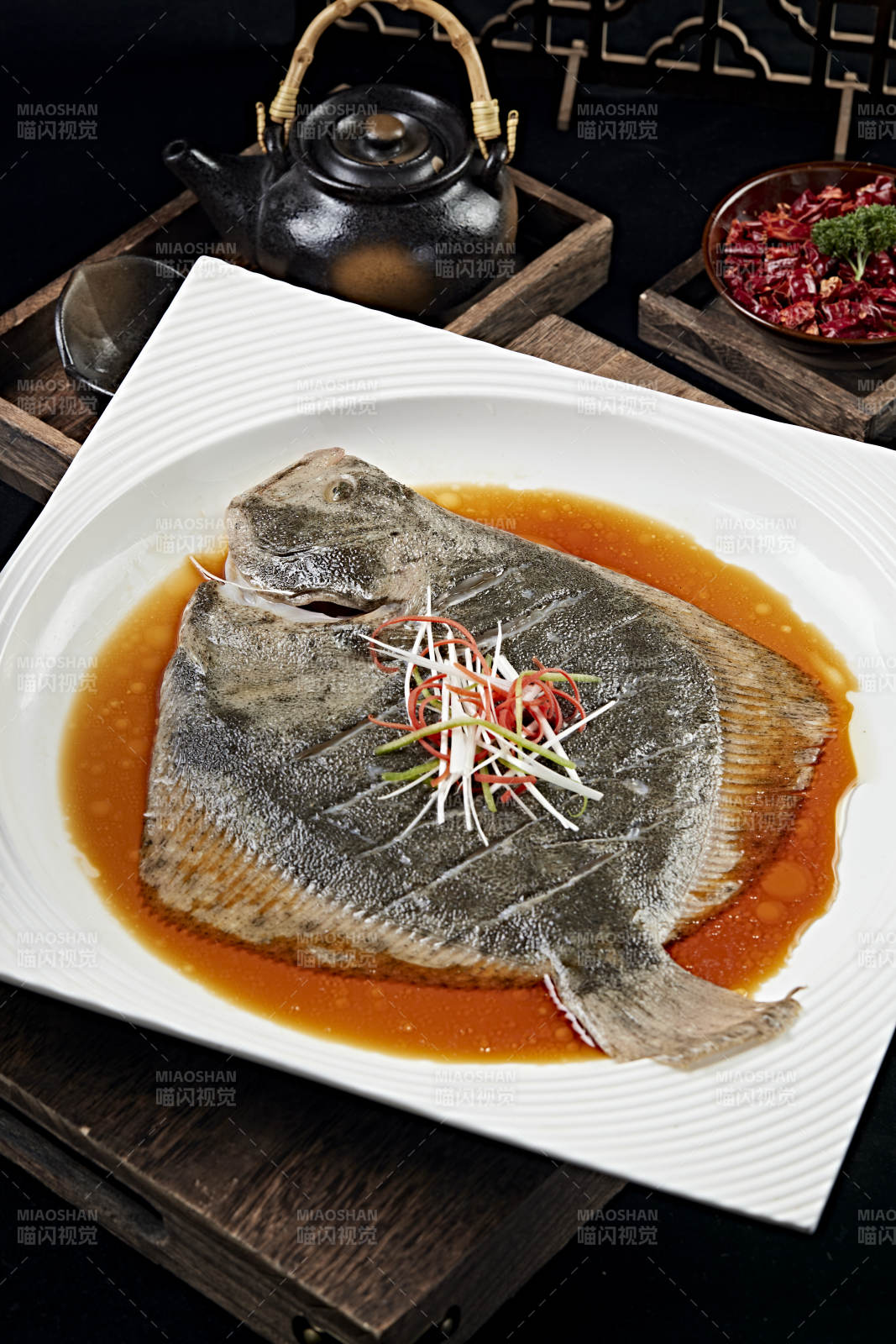 浇汁清蒸多宝鱼图片