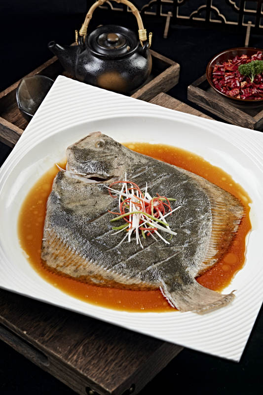 浇汁清蒸多宝鱼图片