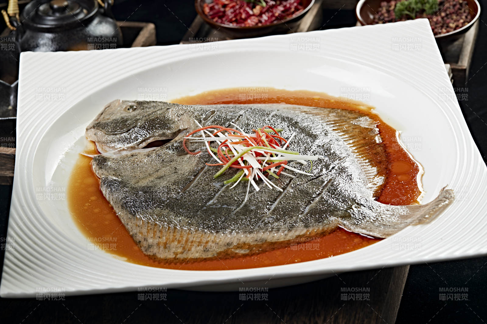 浇汁清蒸多宝鱼图片