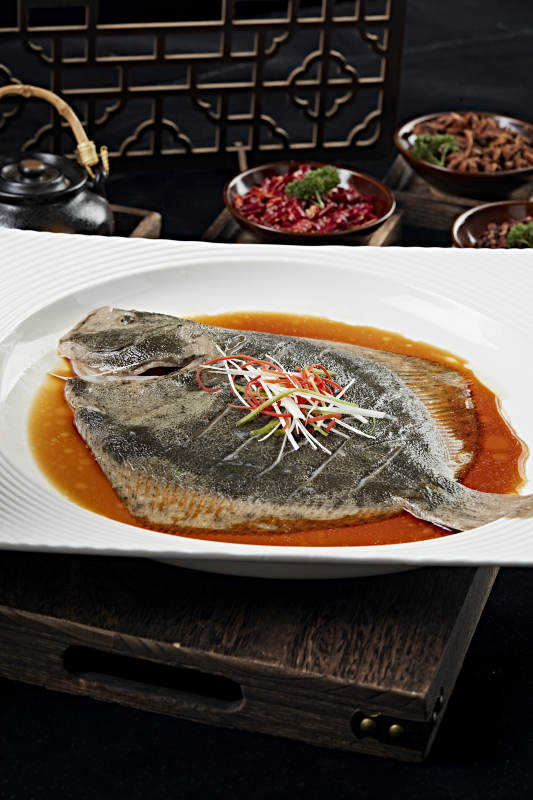 浇汁清蒸多宝鱼图片