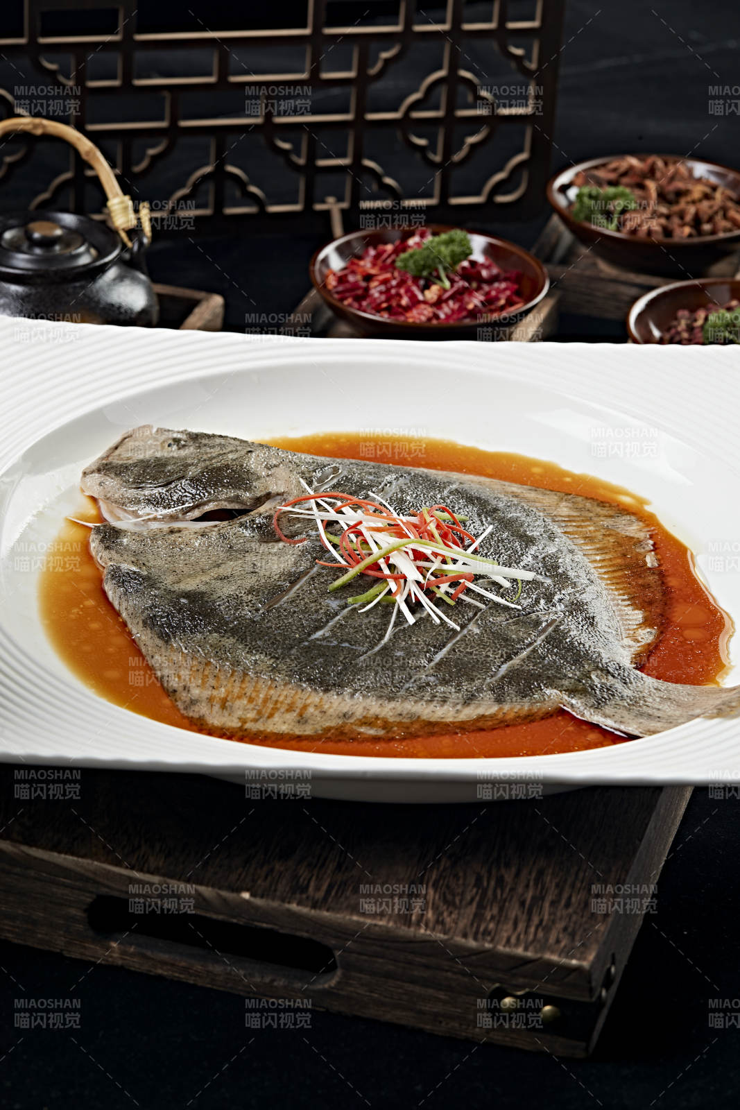 浇汁清蒸多宝鱼图片
