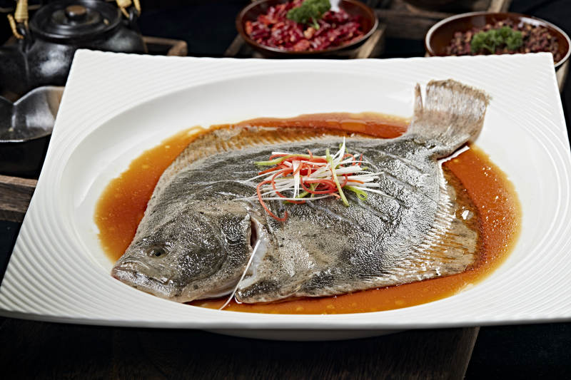 浇汁清蒸多宝鱼图片