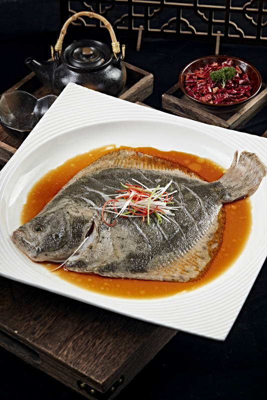 浇汁清蒸多宝鱼图片