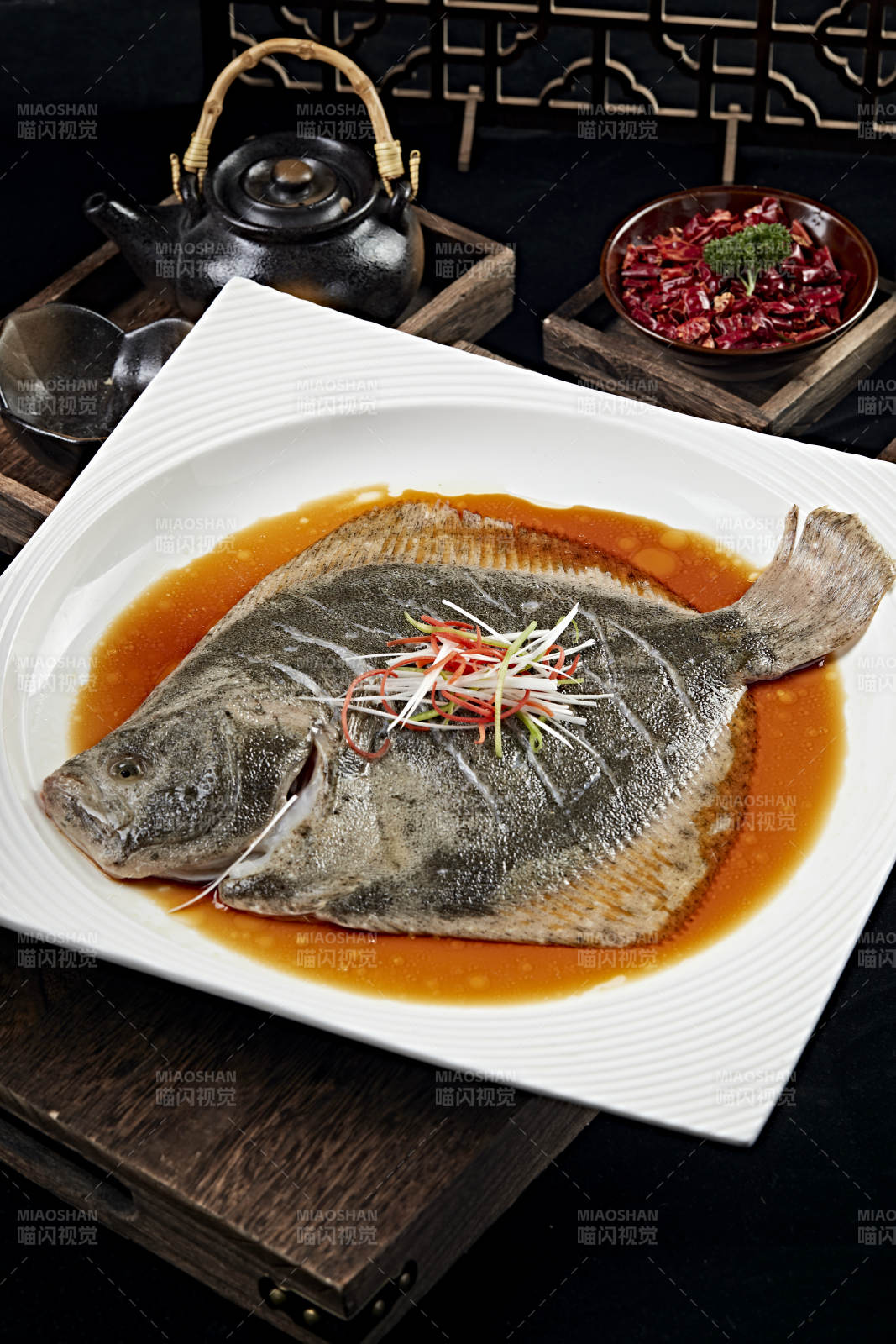 浇汁清蒸多宝鱼图片