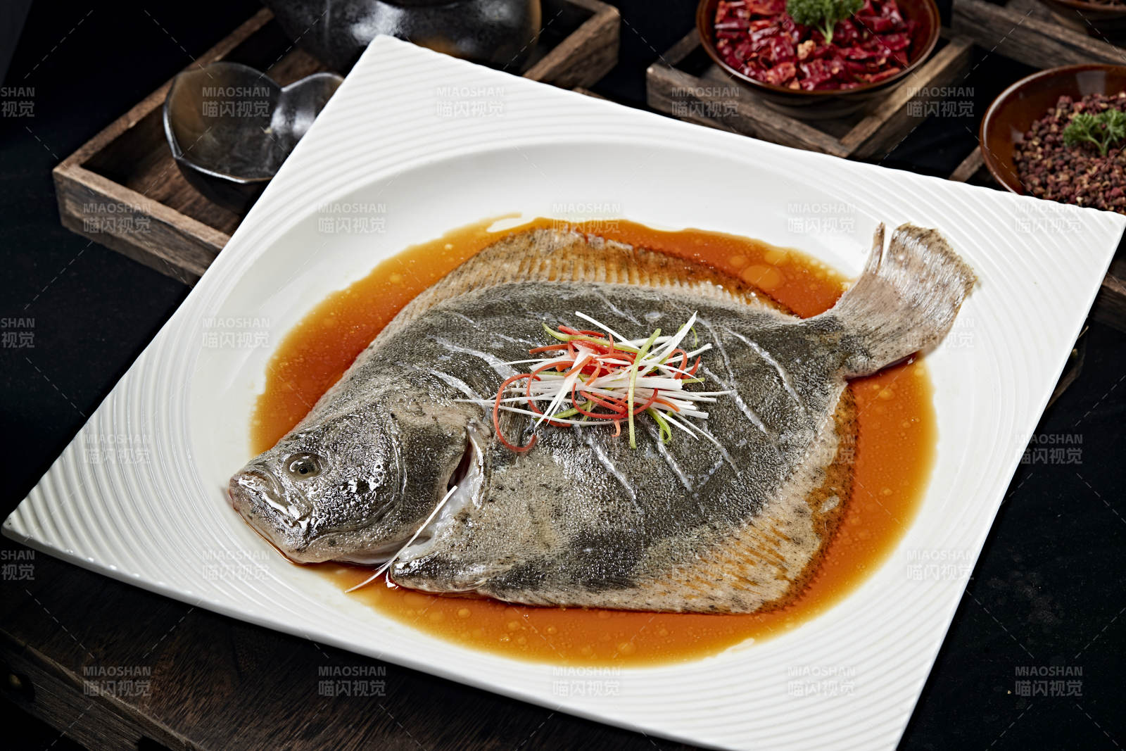浇汁清蒸多宝鱼图片