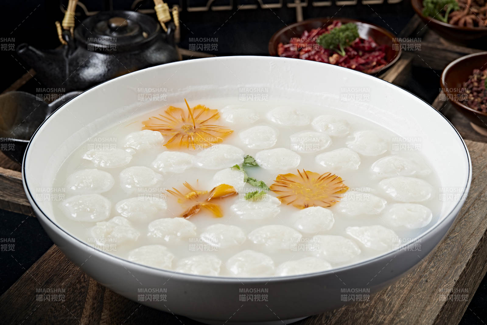 金莲花炖野生草鱼肉丸图片