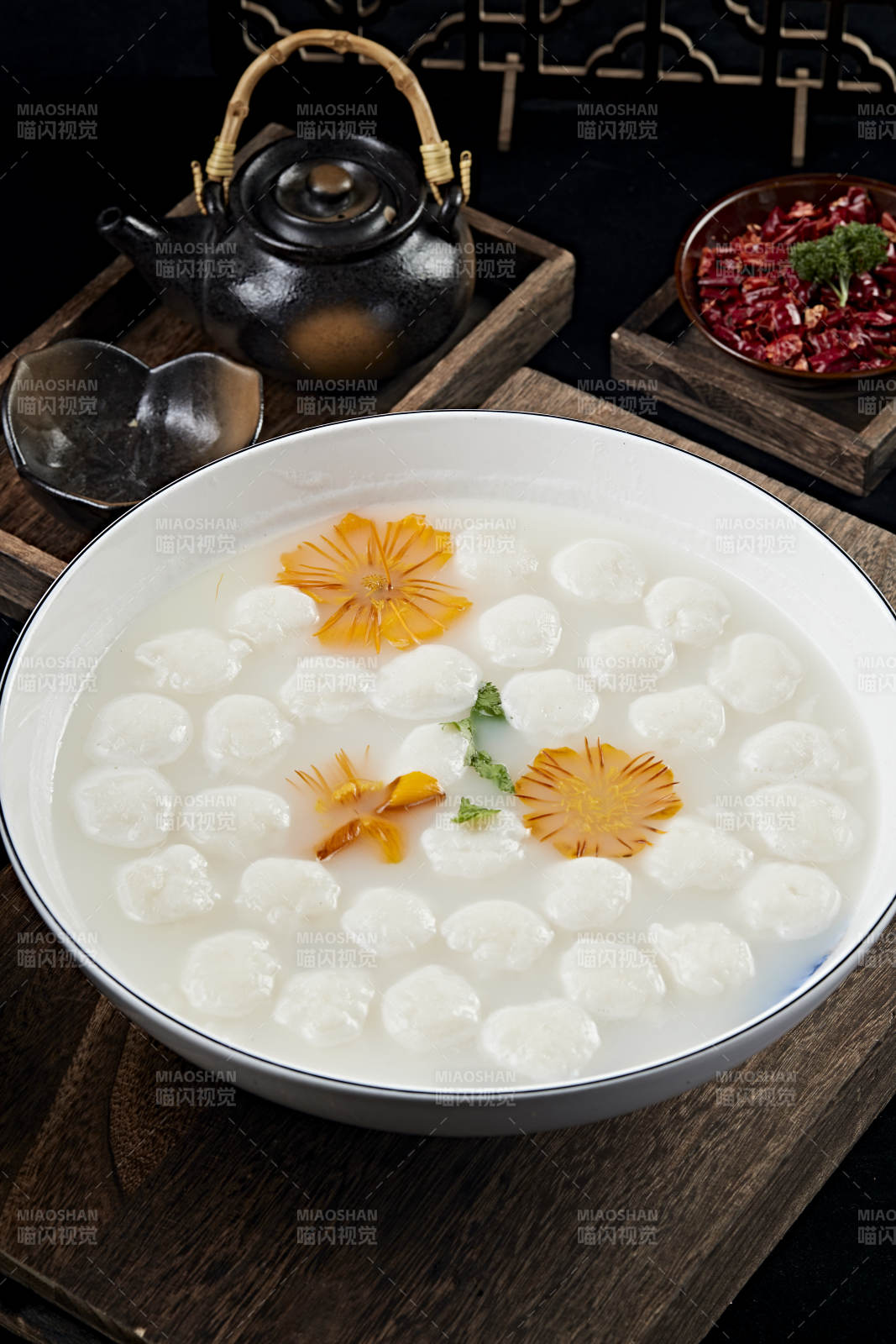 金莲花炖野生草鱼肉丸图片