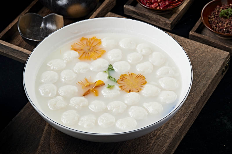 金莲花炖野生草鱼肉丸图片