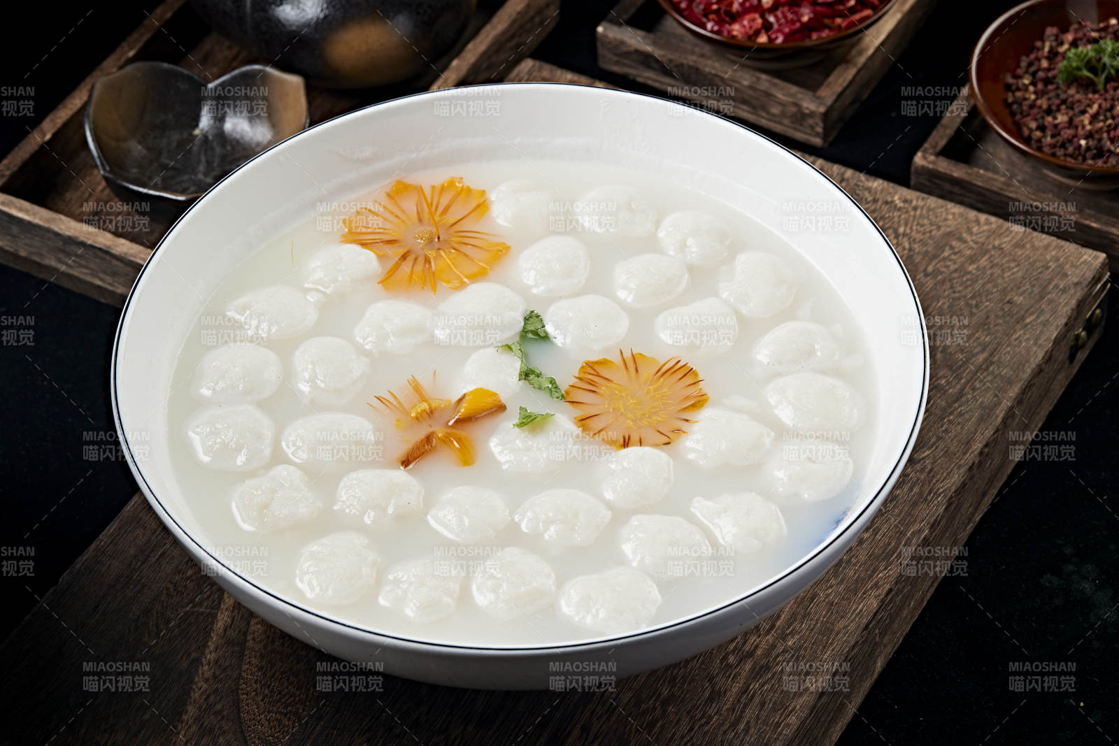 金莲花炖野生草鱼肉丸图片