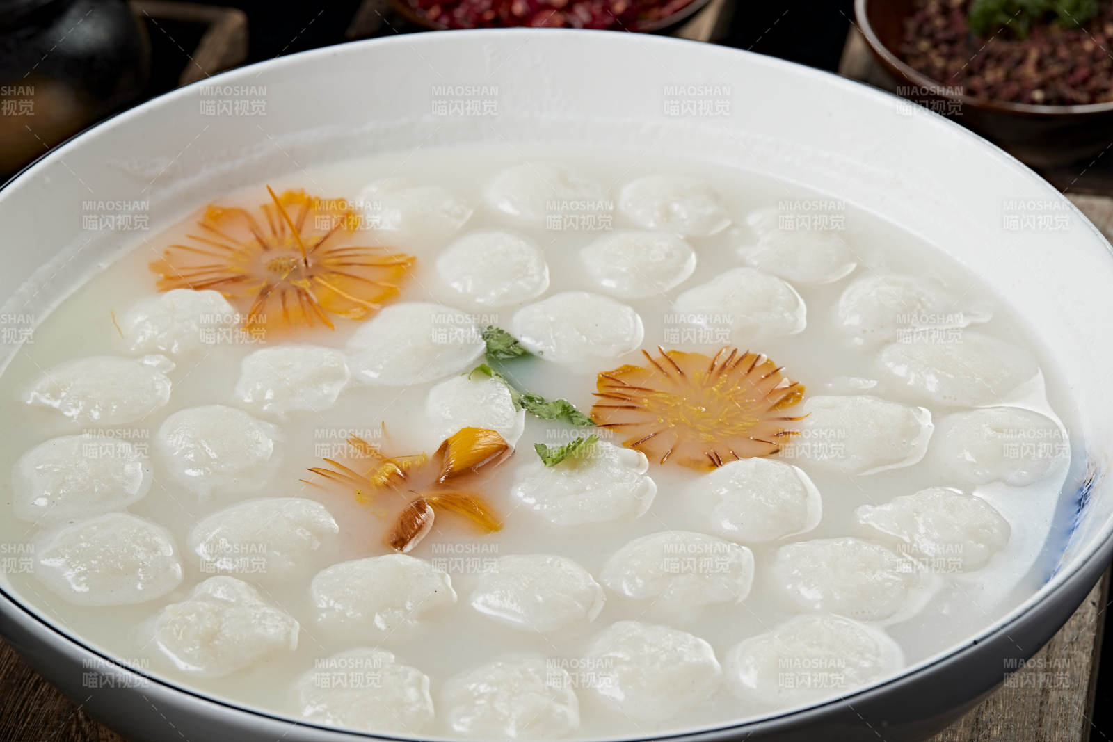 金莲花炖野生草鱼肉丸图片