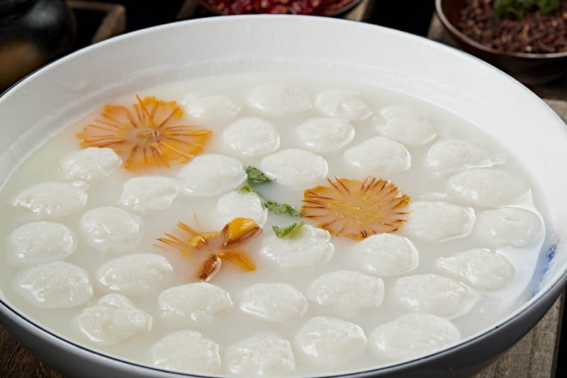 金莲花炖野生草鱼肉丸图片