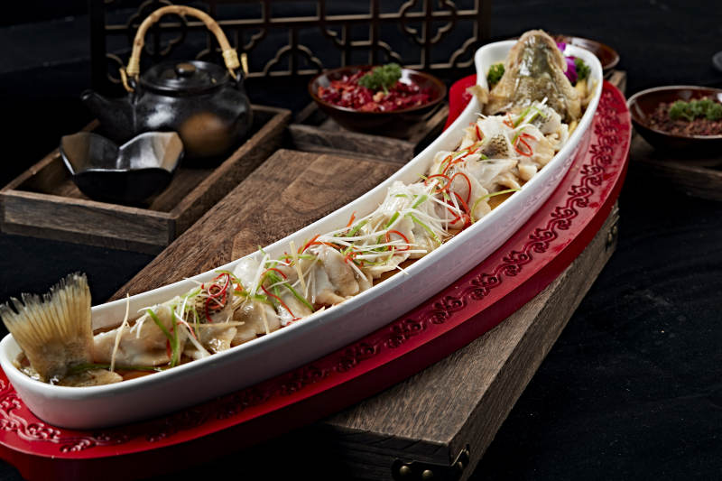 浇汁盘龙蒸鲈鱼图片