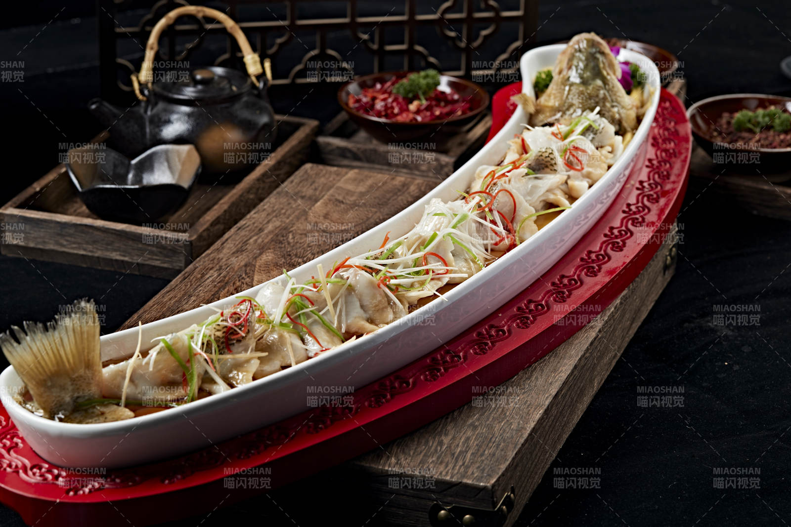 浇汁盘龙蒸鲈鱼图片