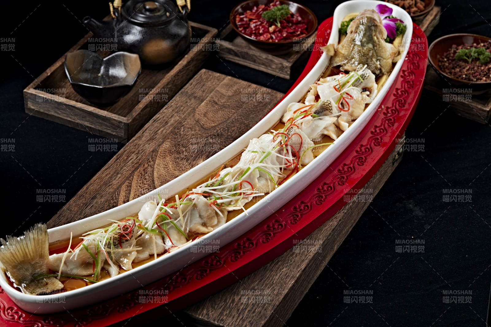 浇汁盘龙蒸鲈鱼图片