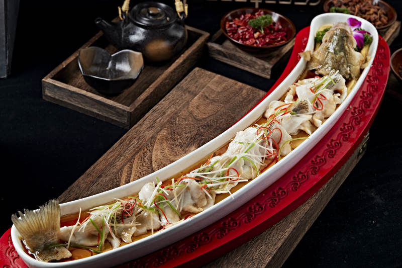 浇汁盘龙蒸鲈鱼图片