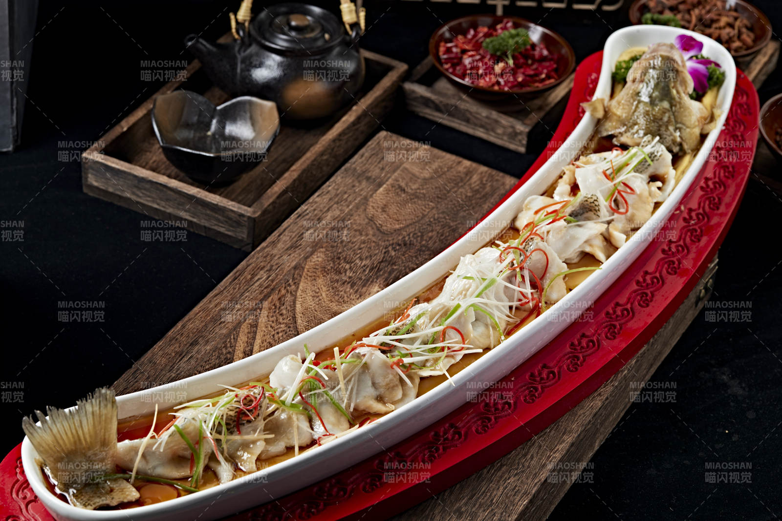 浇汁盘龙蒸鲈鱼图片