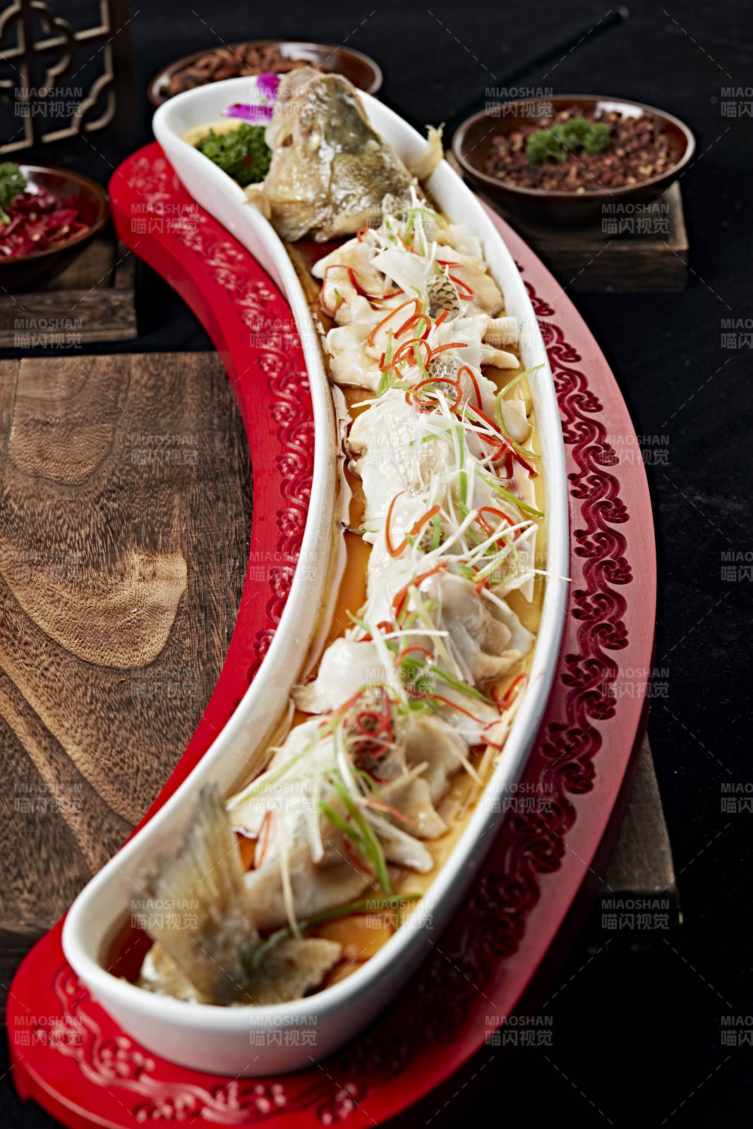 浇汁盘龙蒸鲈鱼图片