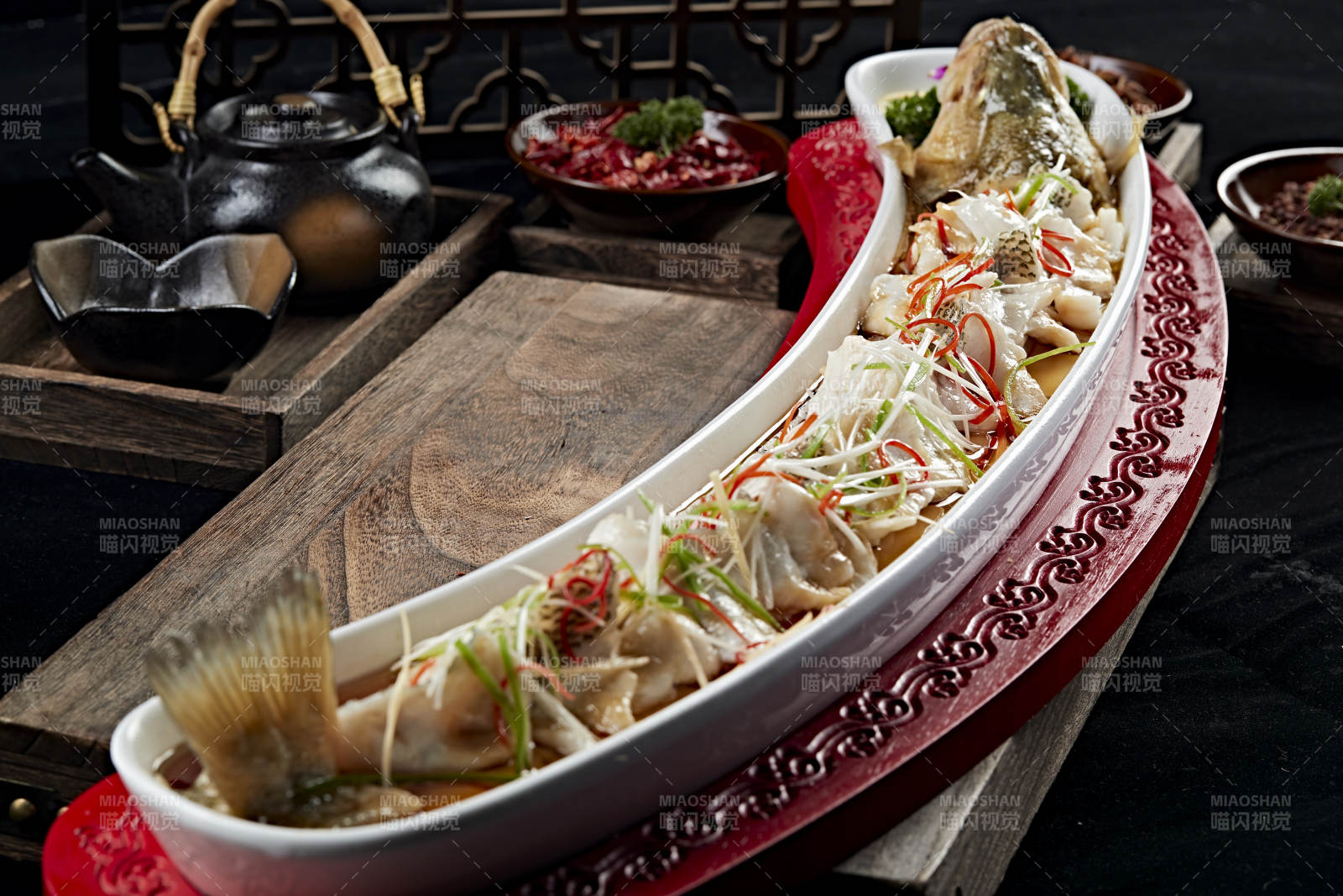 浇汁盘龙蒸鲈鱼图片