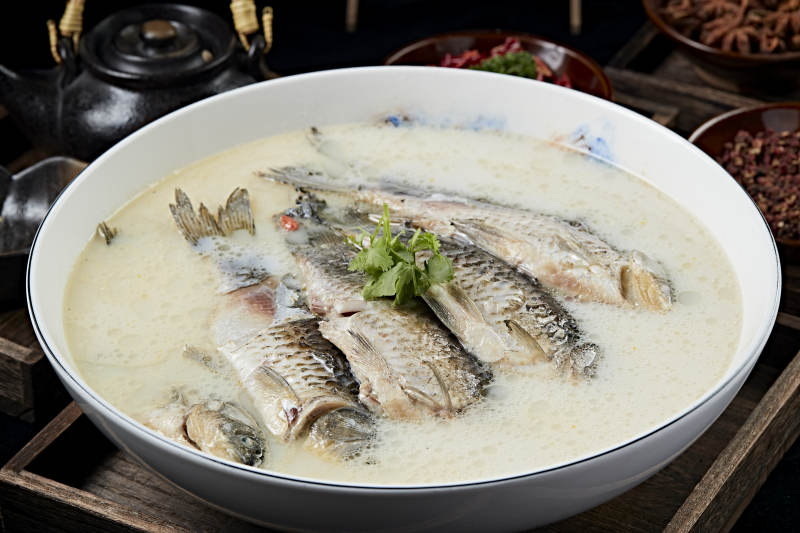 奶汤炖野生高背鲫鱼图片