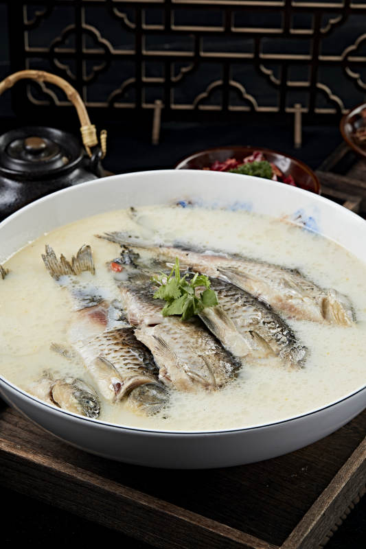 奶汤炖野生高背鲫鱼图片