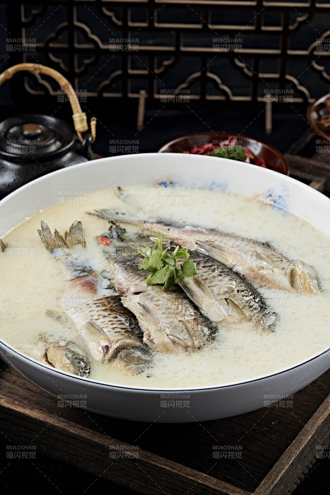 奶汤炖野生高背鲫鱼图片