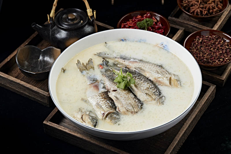 奶汤炖野生高背鲫鱼图片