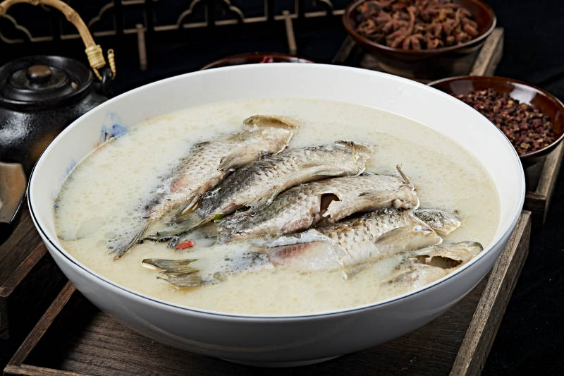 奶汤炖野生高背鲫鱼图片