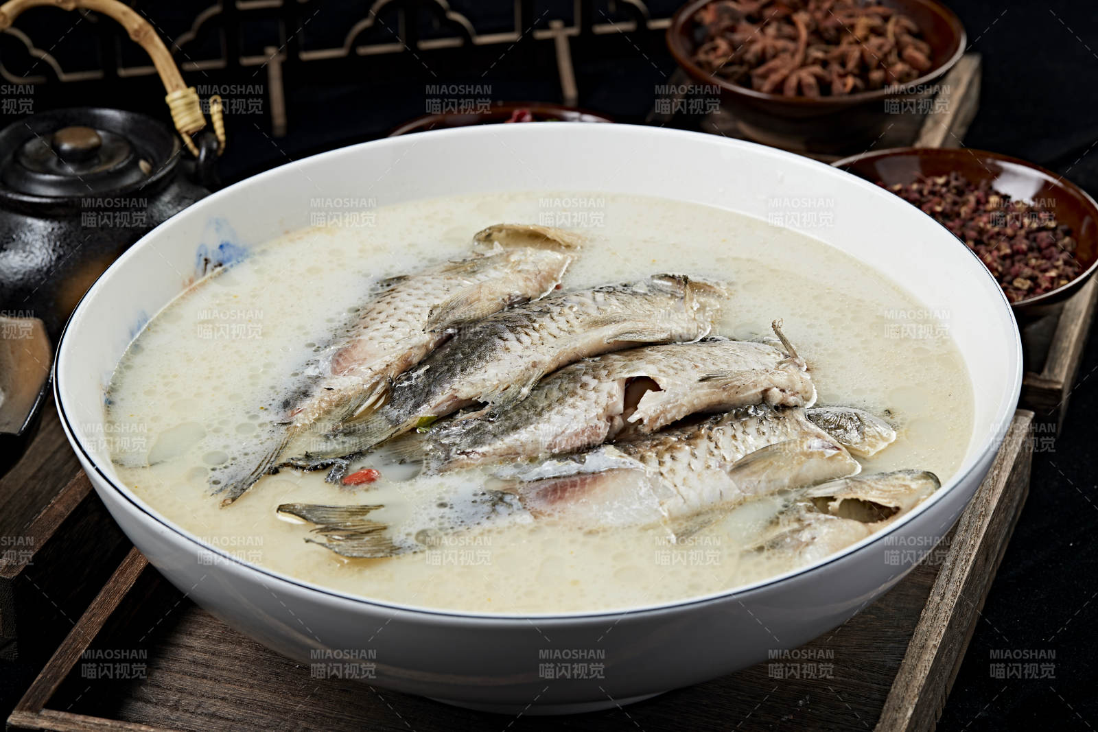 奶汤炖野生高背鲫鱼图片