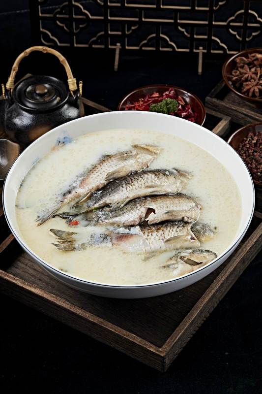 奶汤炖野生高背鲫鱼图片