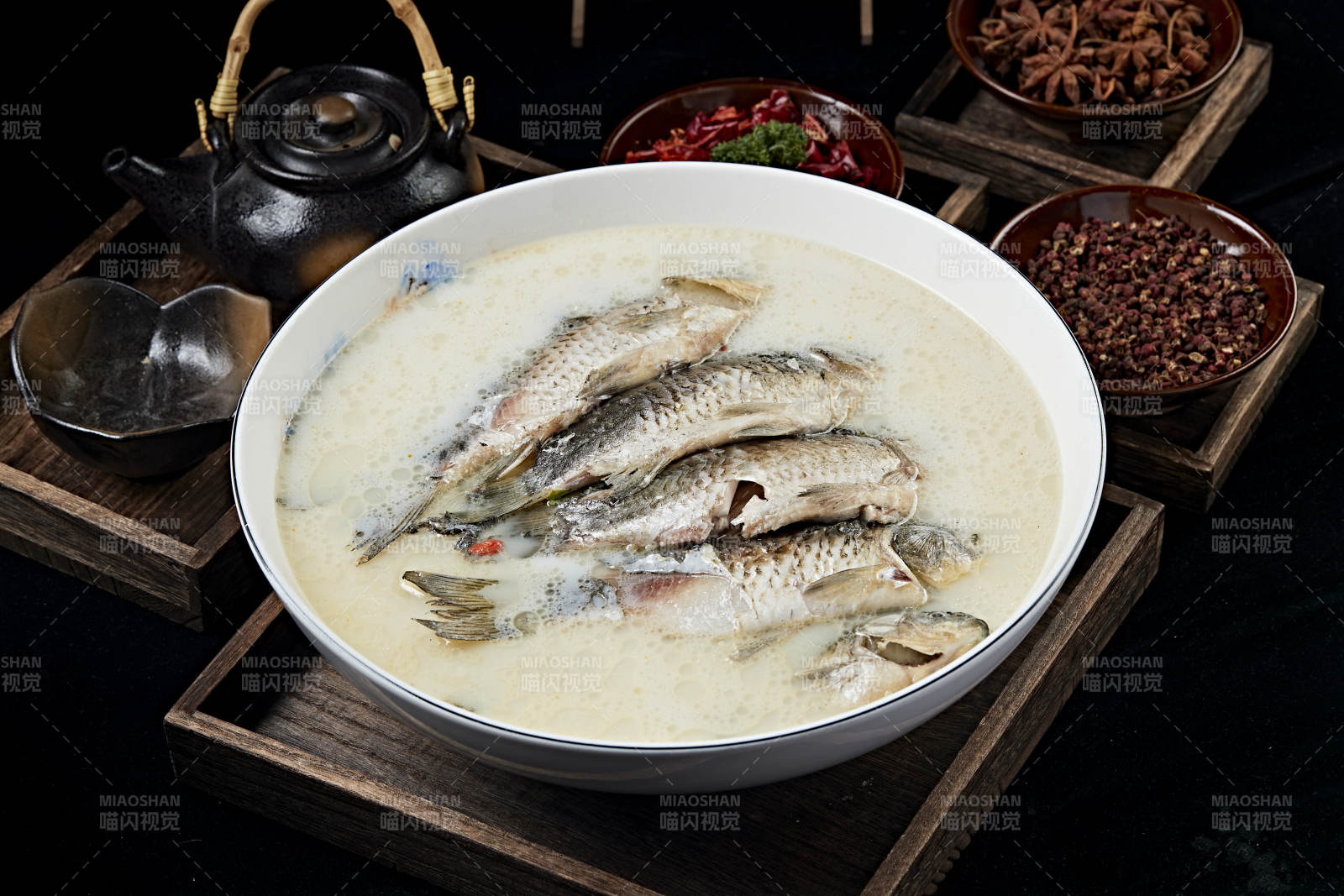 奶汤炖野生高背鲫鱼图片