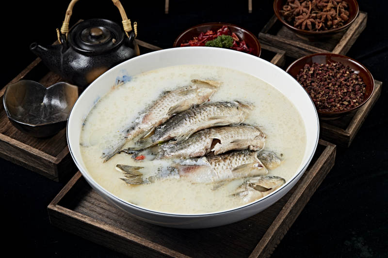 奶汤炖野生高背鲫鱼图片