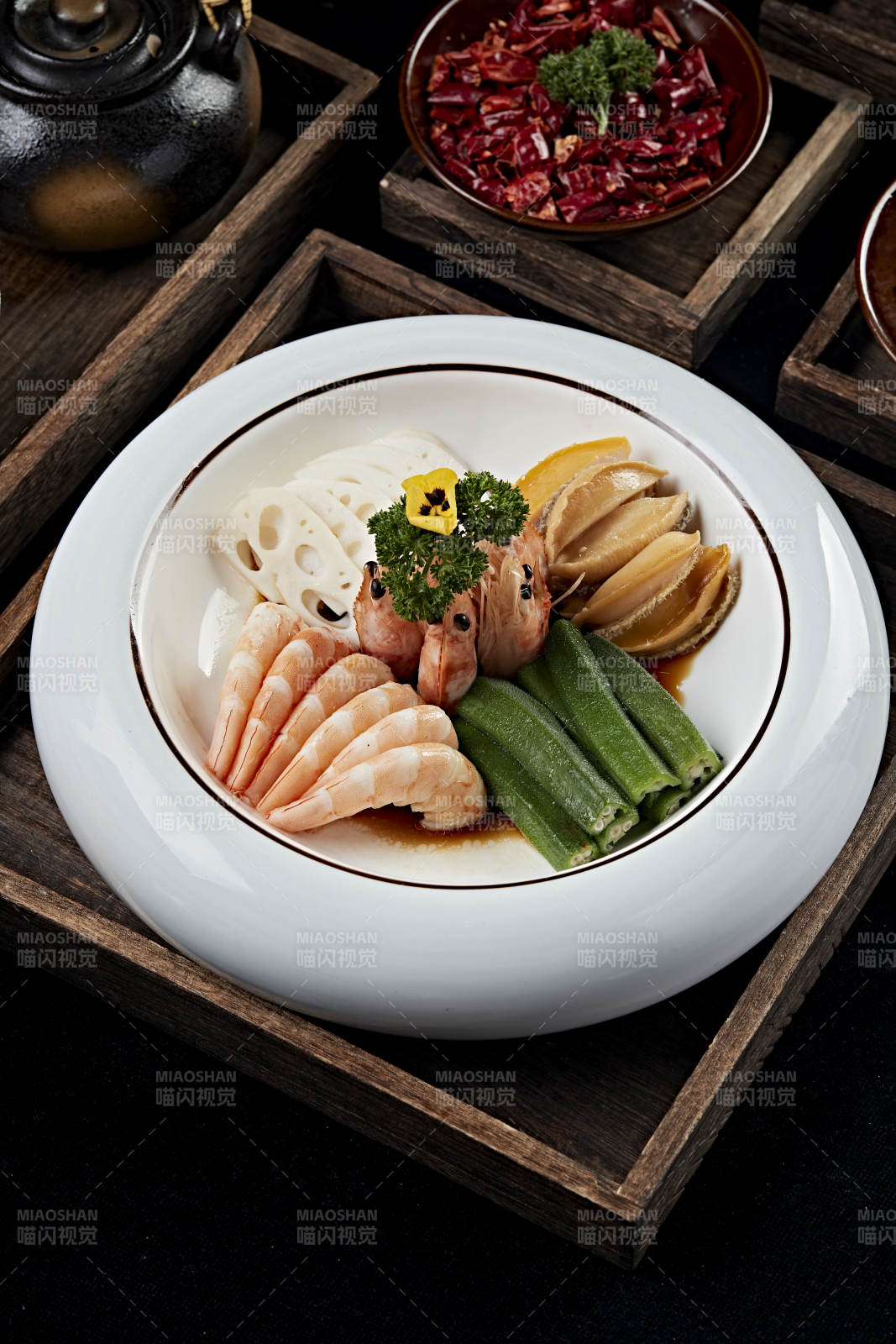 浇汁冷拼藕片鲍鱼明虾秋葵图片