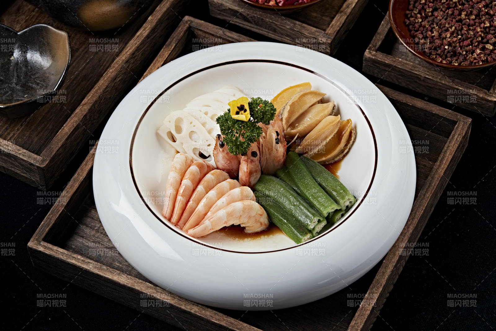 浇汁冷拼藕片鲍鱼明虾秋葵图片