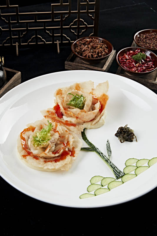 牡丹花造型的茄汁炸熘鱼片图片