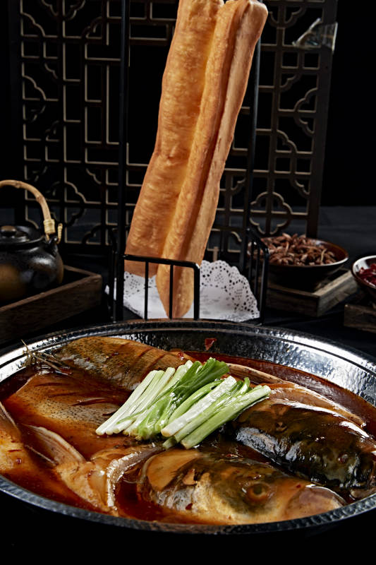 砂锅酱焖大鱼头配油条图片