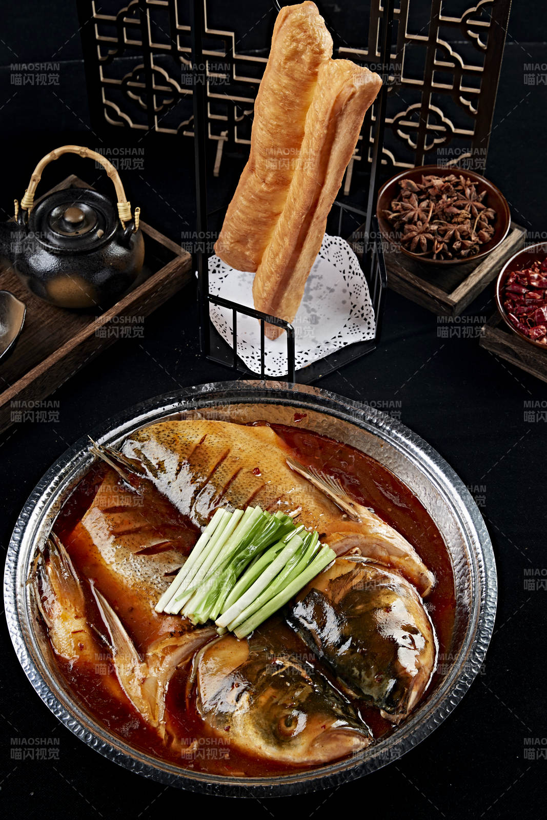 砂锅酱焖大鱼头配油条图片