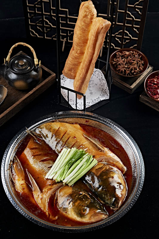 砂锅酱焖大鱼头配油条图片