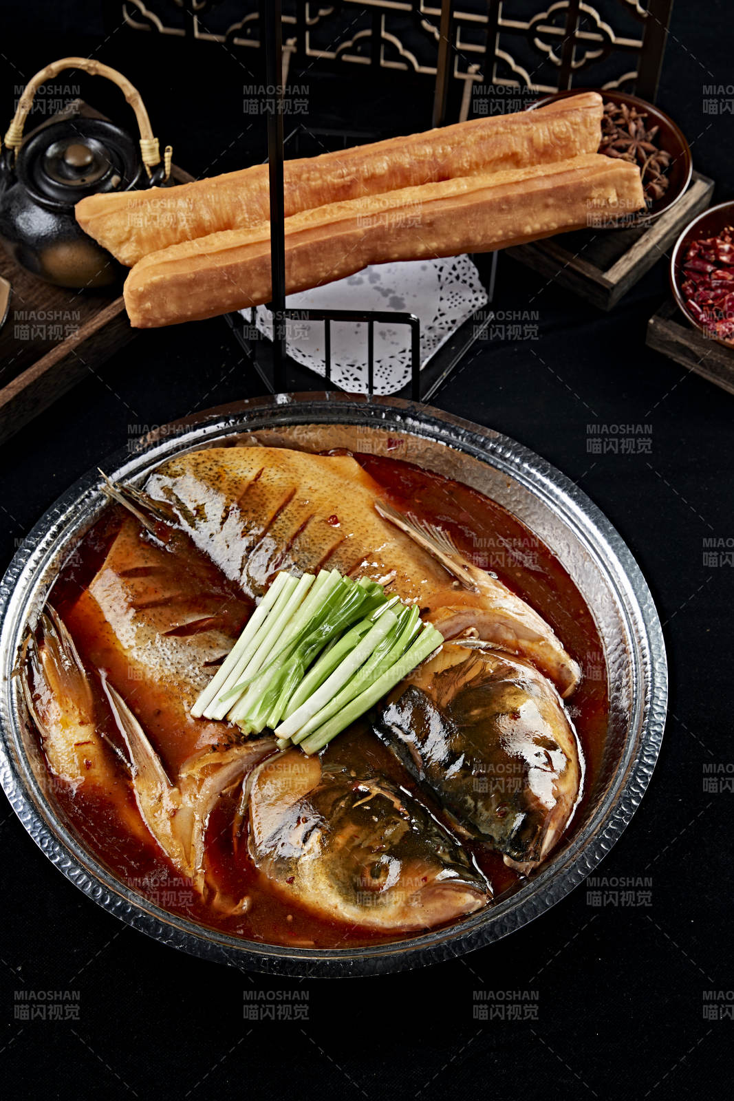 砂锅酱焖大鱼头配油条图片