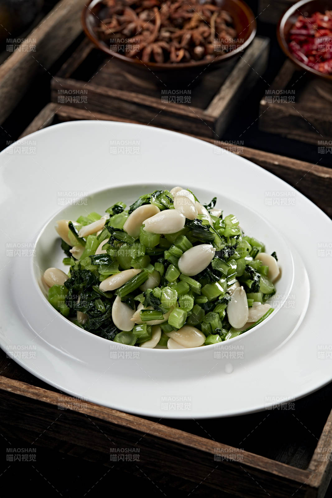 鲜雪里红凉拌水煮巴旦木图片