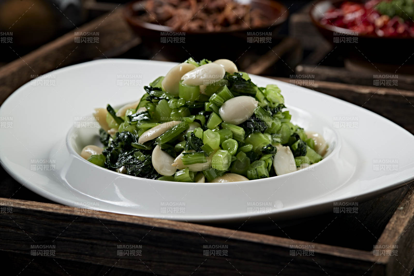 鲜雪里红凉拌水煮巴旦木图片