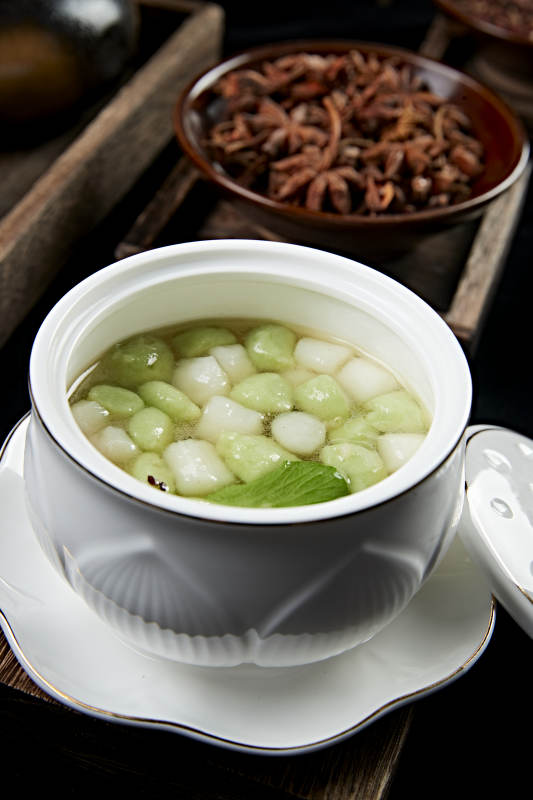 鲜汤炖草鱼肉丸图片