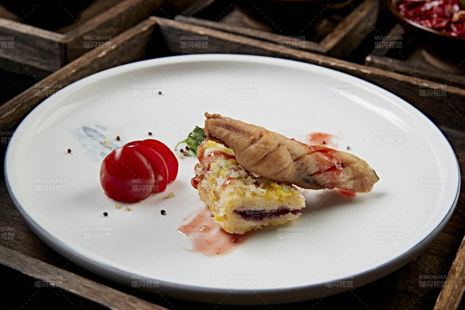 蓝莓果酱派配油炸鱼肉卷图片