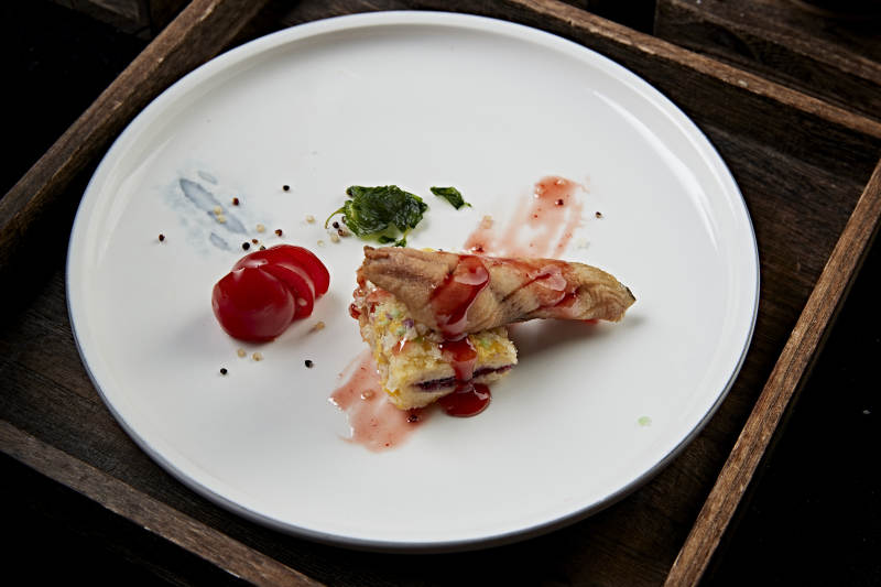 蓝莓果酱派配油炸鱼肉卷图片