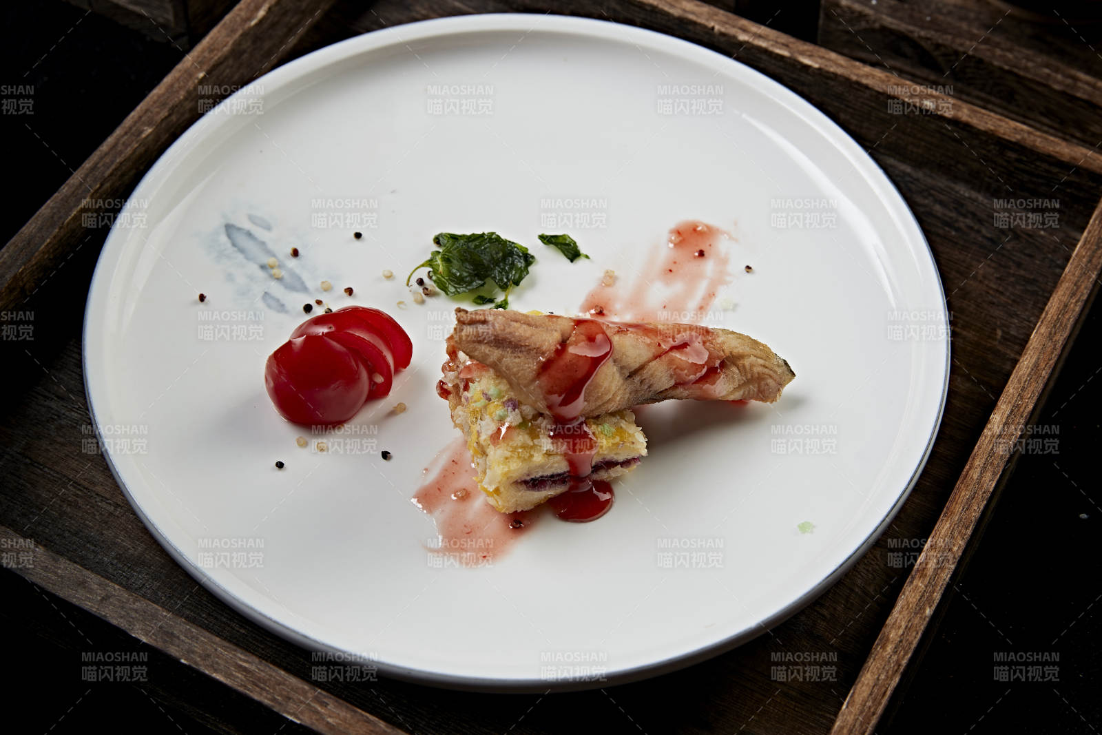 蓝莓果酱派配油炸鱼肉卷图片