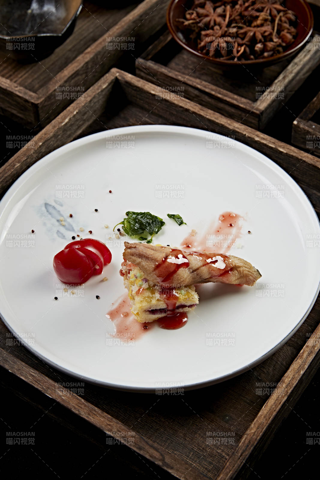 蓝莓果酱派配油炸鱼肉卷图片