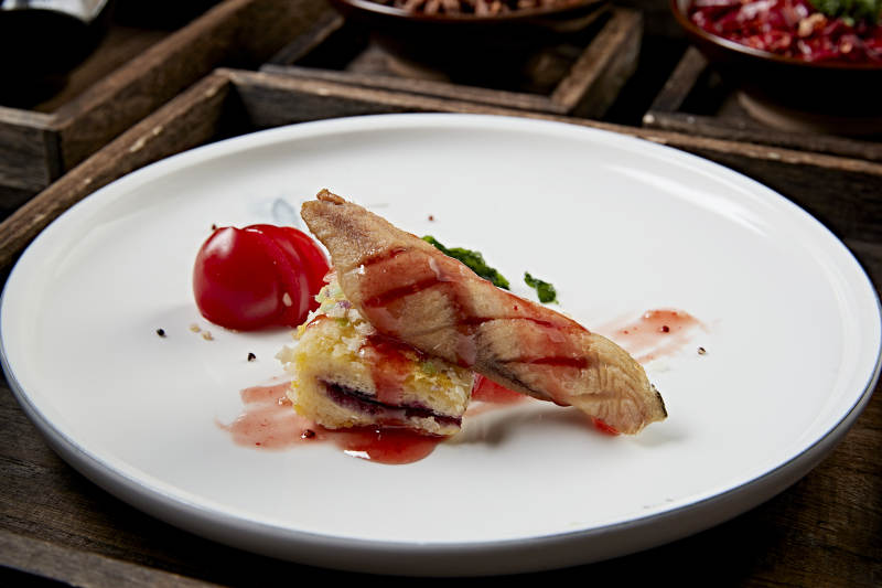 蓝莓果酱派配油炸鱼肉卷图片