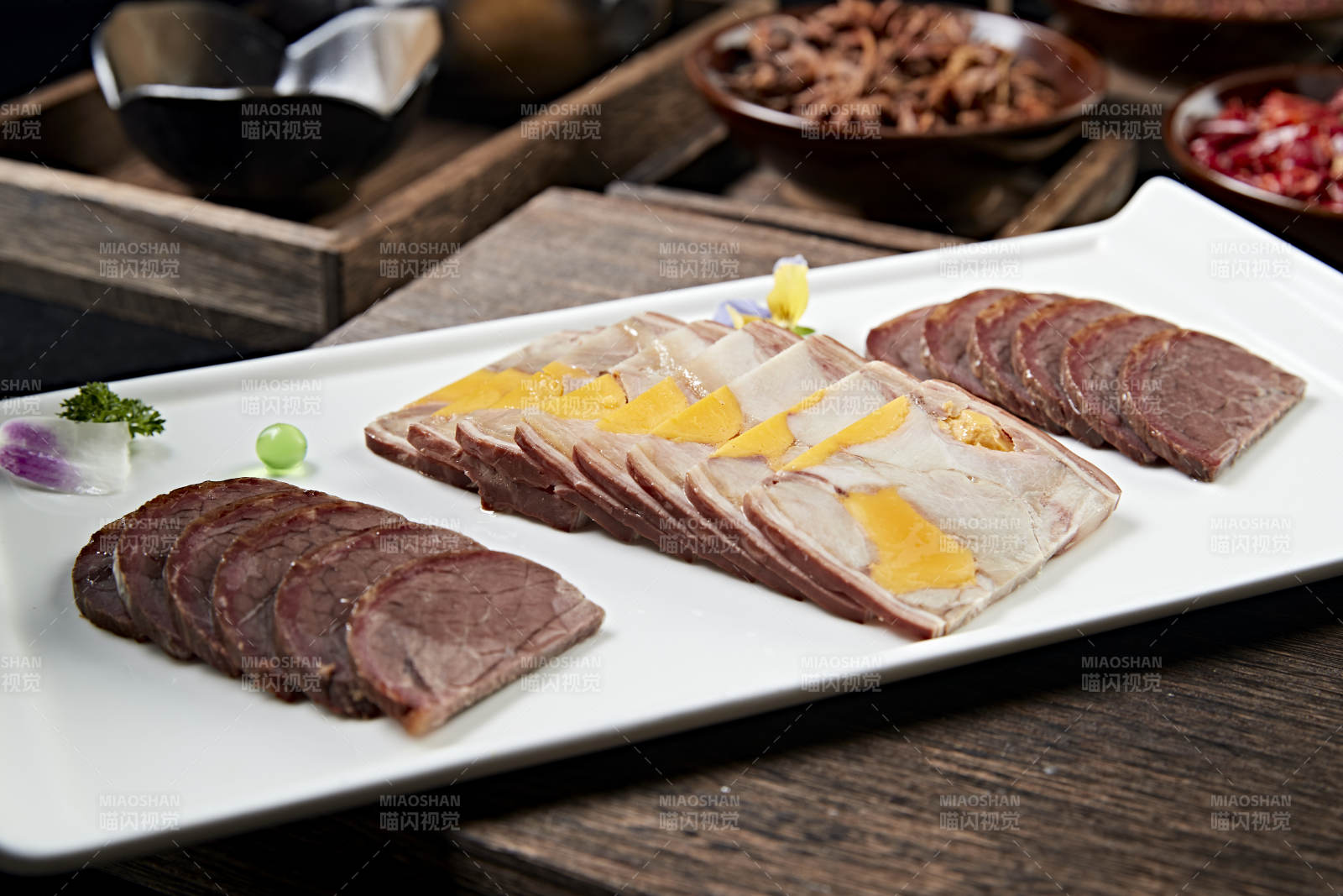 卤味拼盘压牛腱切片咸蛋黄压肘花图片