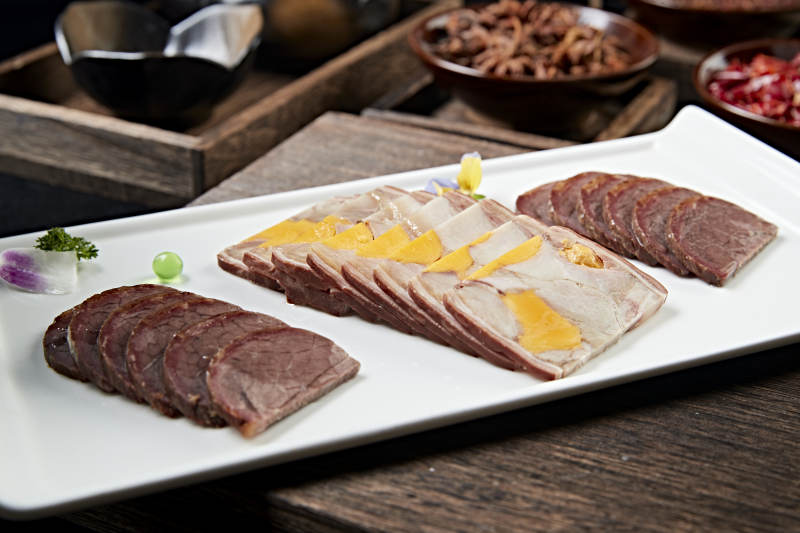 卤味拼盘压牛腱切片咸蛋黄压肘花图片