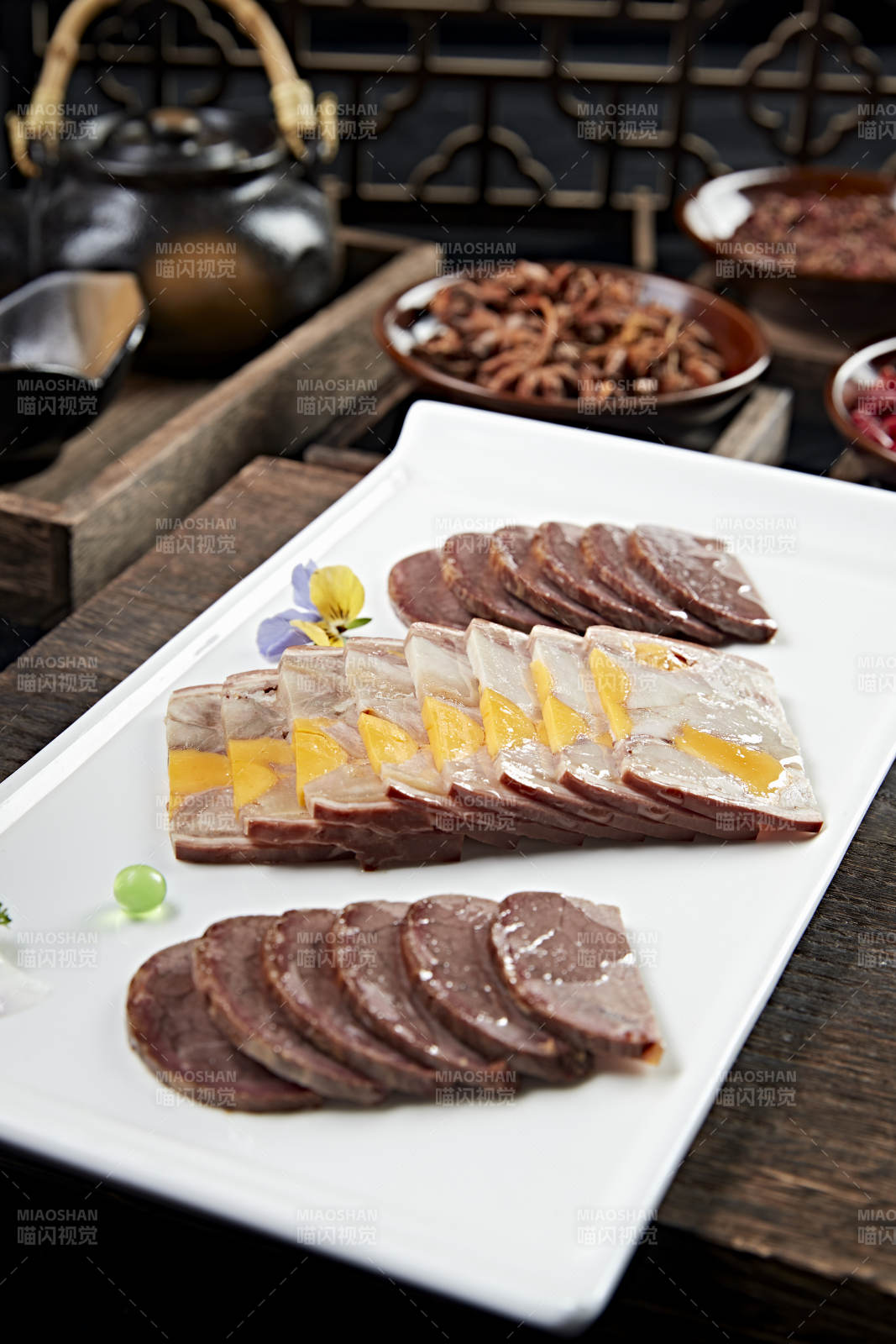 卤味拼盘压牛腱切片咸蛋黄压肘花图片