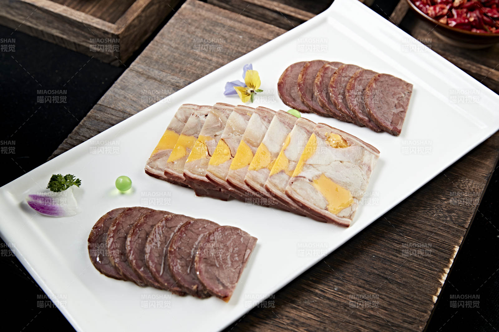 卤味拼盘压牛腱切片咸蛋黄压肘花图片